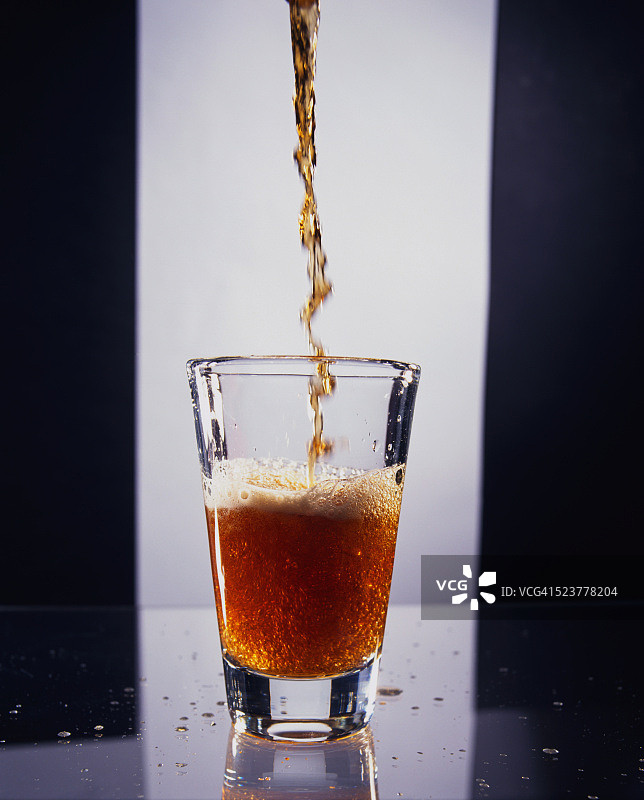 苏打水倒入玻璃杯中图片素材