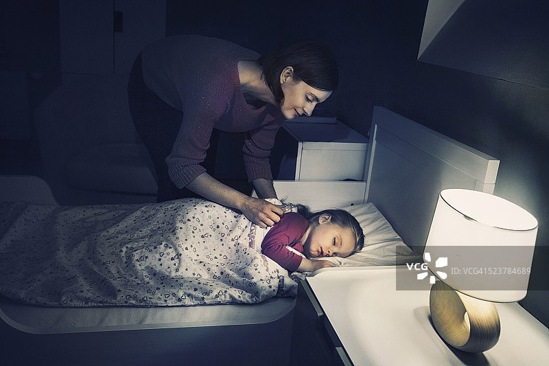 母亲哄女儿睡觉图片素材