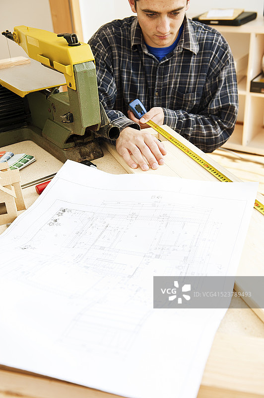 建筑工人的手和测量图片素材