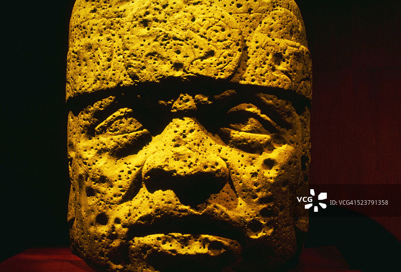 奥尔梅克巨型雕塑头像图片素材