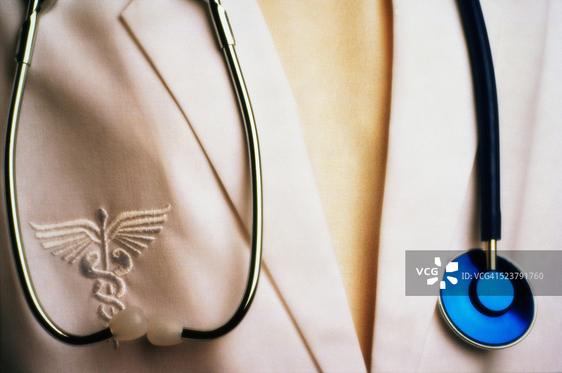 戴听诊器的医生图片素材