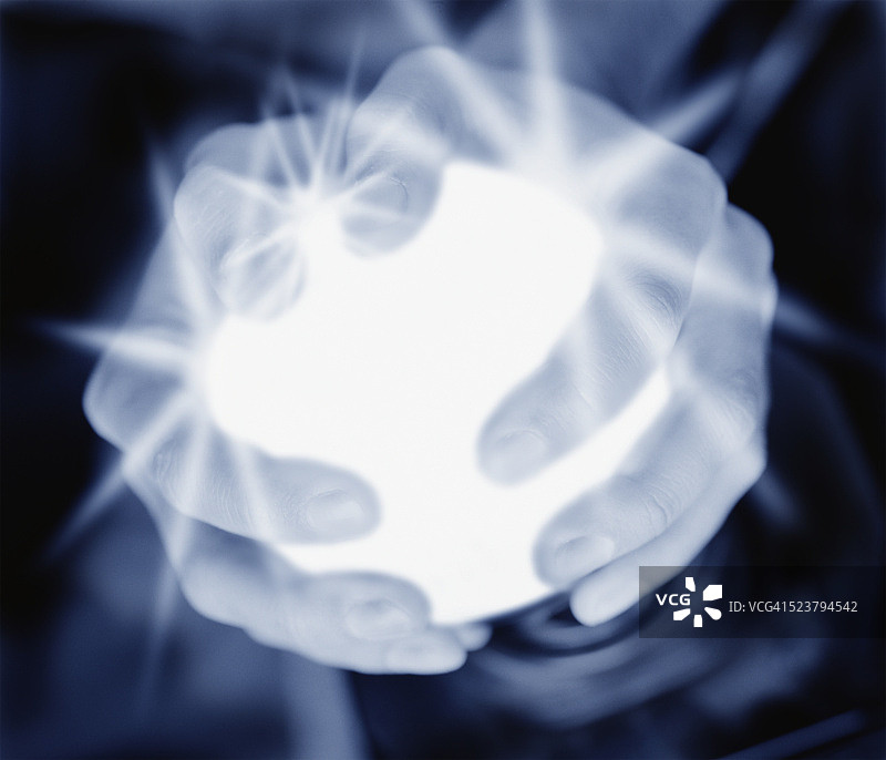 手捧发光物体图片素材