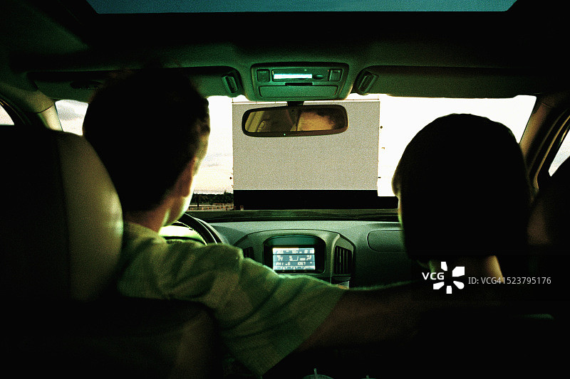 在汽车影院中的情侣图片素材