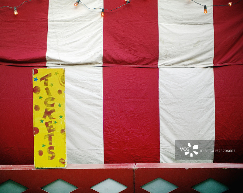 马戏团帐篷旁的票务标志图片素材