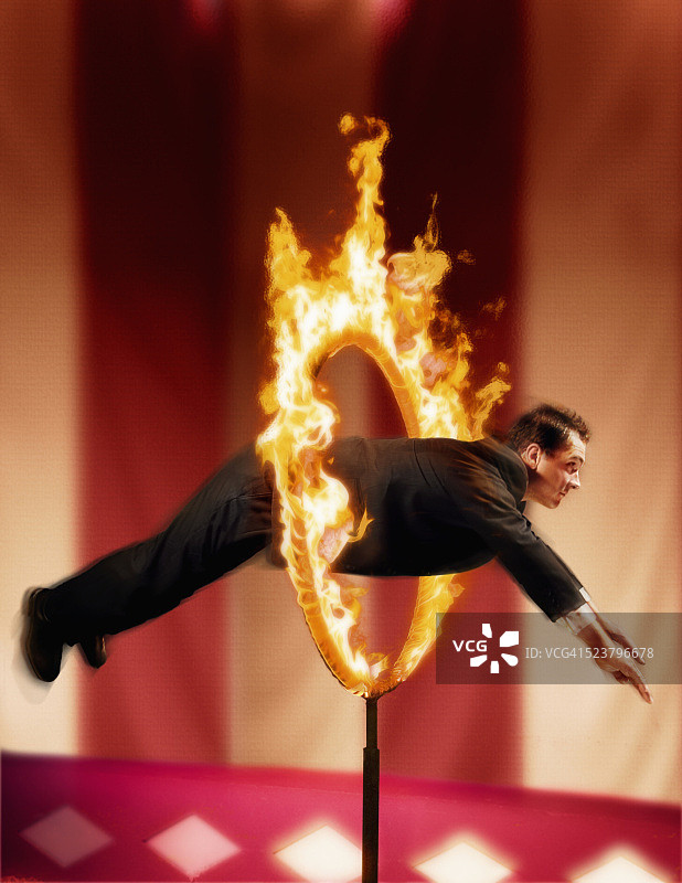 跳过火圈的商人图片素材