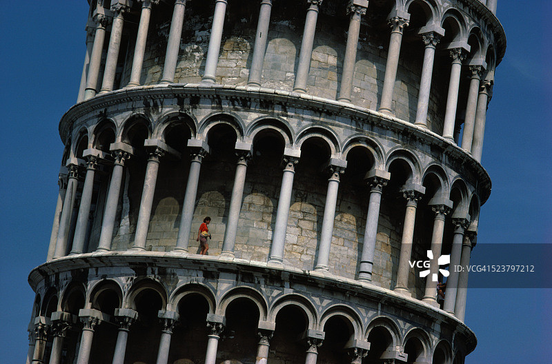 在比萨斜塔上行走的游客图片素材