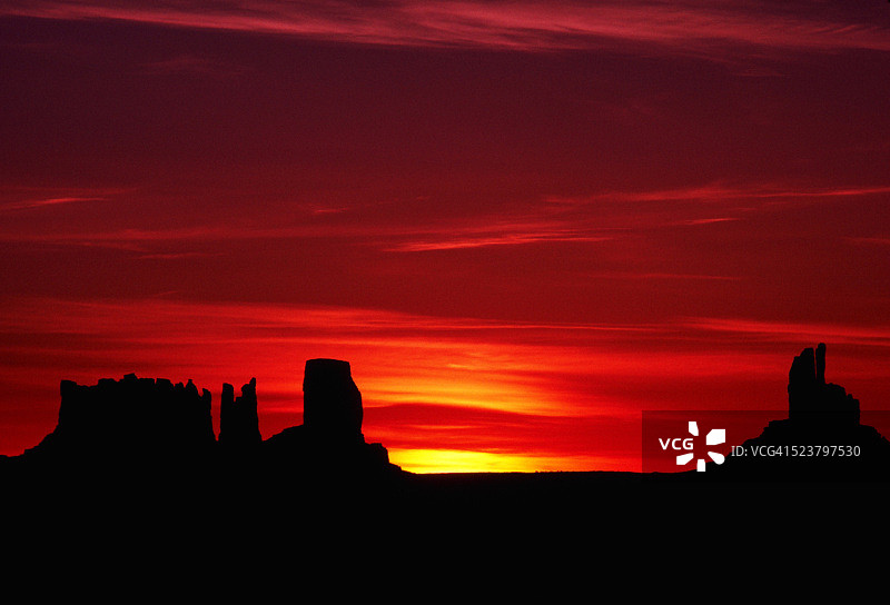 纪念碑谷群山后的红色日出图片素材