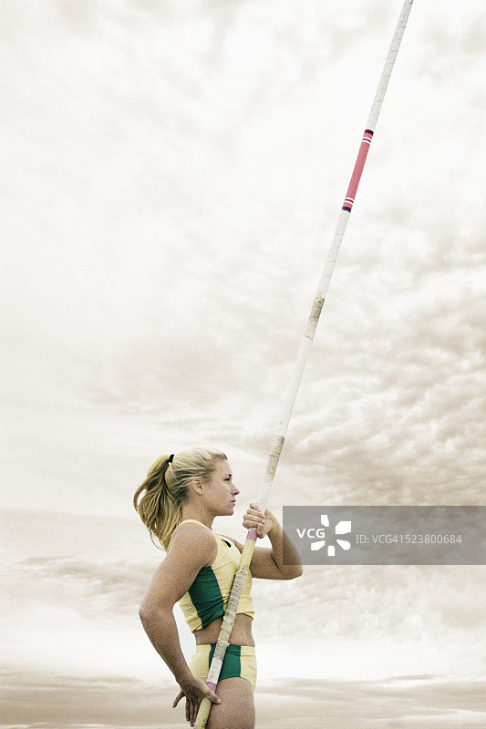 女子准备撑杆跳图片素材
