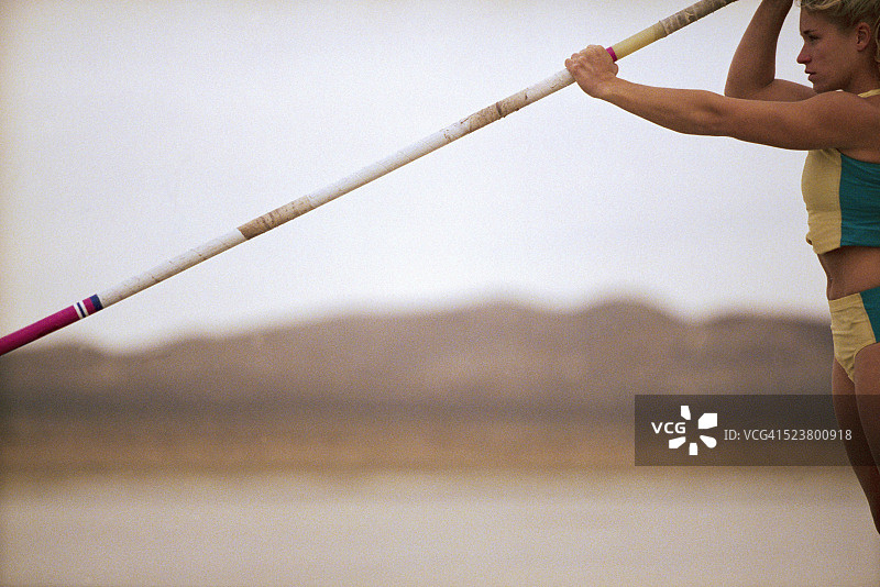 女撑杆跳高运动员调整撑杆图片素材