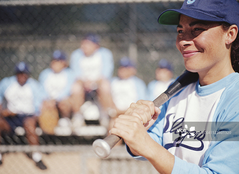 手持球棒的垒球运动员图片素材