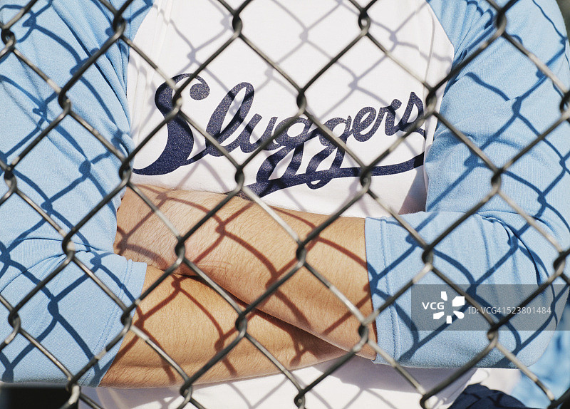 交叉双臂的垒球运动员图片素材