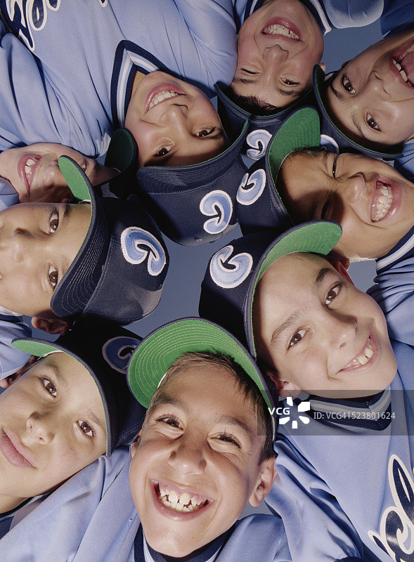 青年棒球队员围在一起图片素材