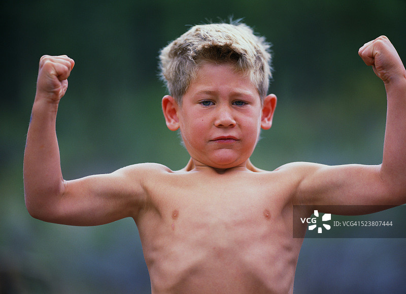 男孩展示他的肌肉图片素材