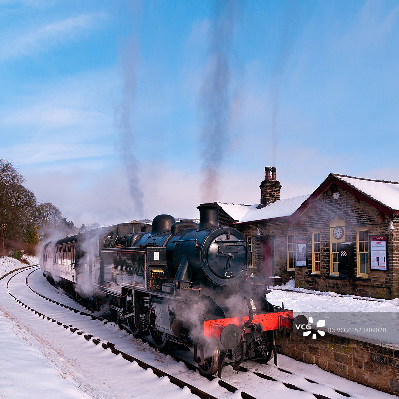 雪中奥克森霍普车站的蒸汽火车，约克郡河谷，英国图片素材