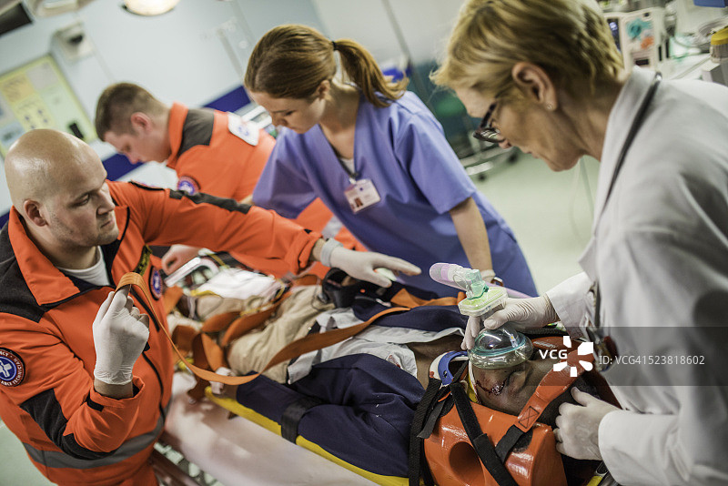 急诊室里的急救人员和医生图片素材