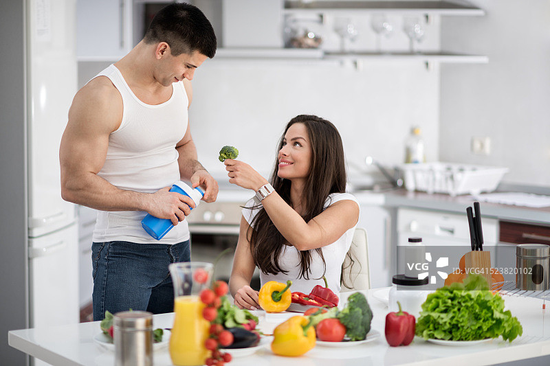 厨房里的运动情侣图片素材