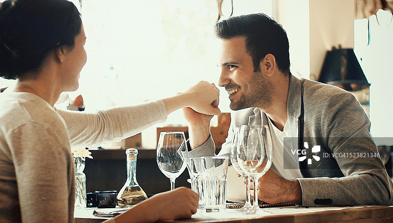 在餐厅用餐的情侣图片素材