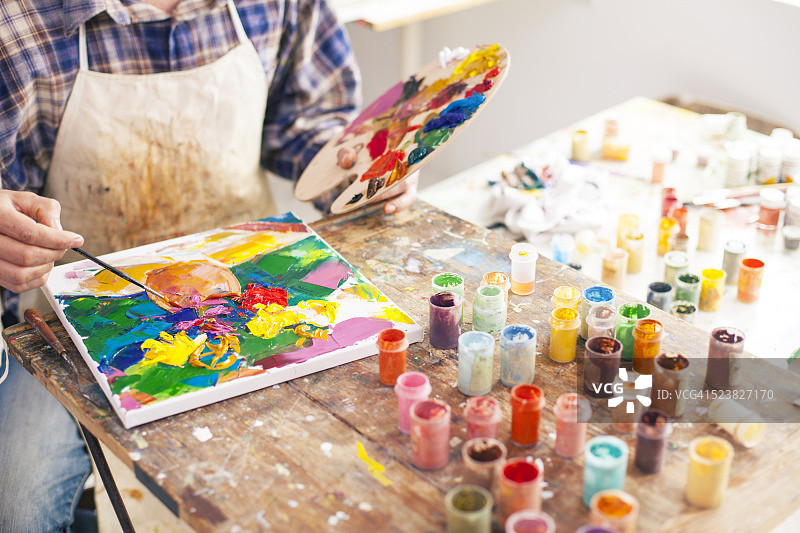 美术画家创作新作品图片素材