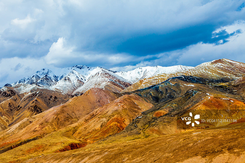 中国青藏高原的彩色山脉图片素材