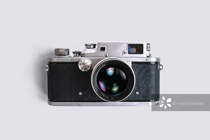 白色背景上的旧相机图片素材