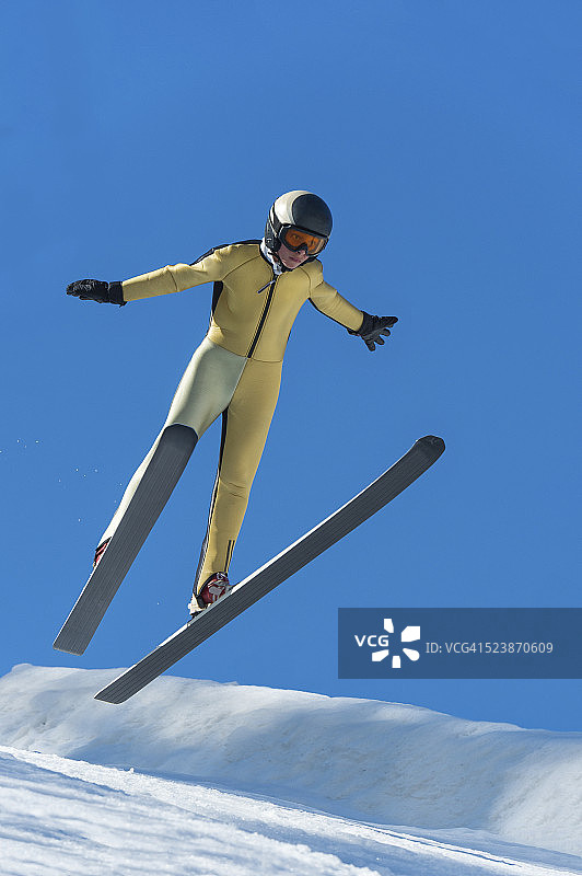 年轻男子30米跳台滑雪着陆正面图图片素材