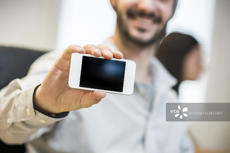 拿着空白智能手机的男人图片素材