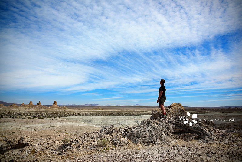 荒漠中的男人图片素材