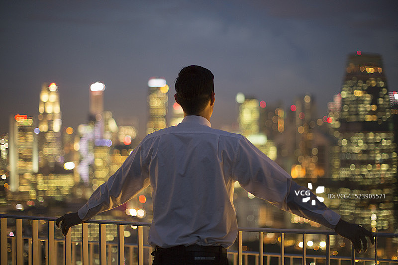 商人眺望城市夜景图片素材