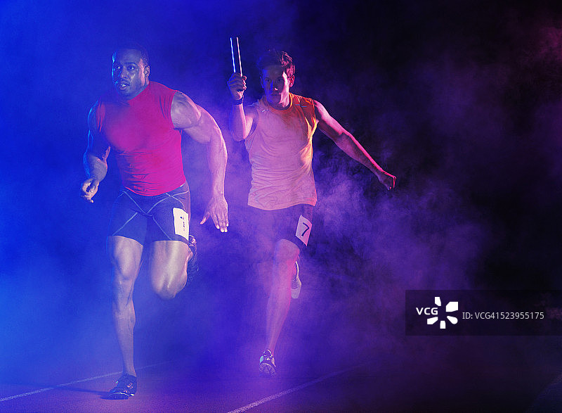 赛道上的跑步者传递接力棒图片素材