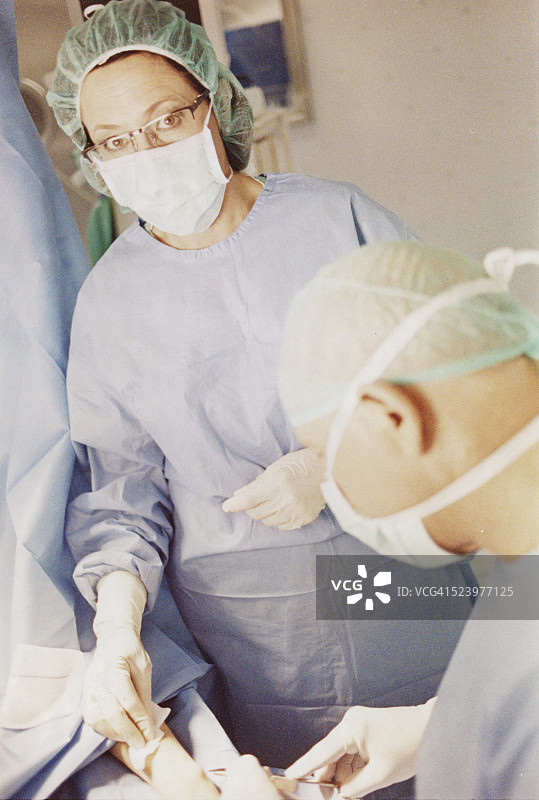 手术室里的护士和外科医生图片素材