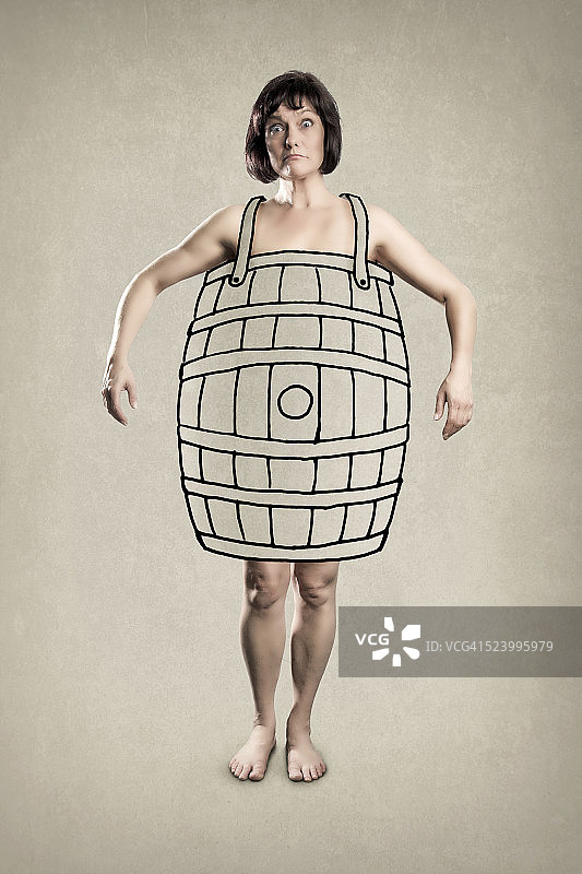 穿木桶的贫困女人 - 趣味概念图图片素材