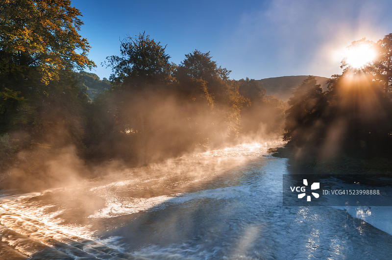 英格兰峰区哈瑟塞奇附近的德文特河图片素材