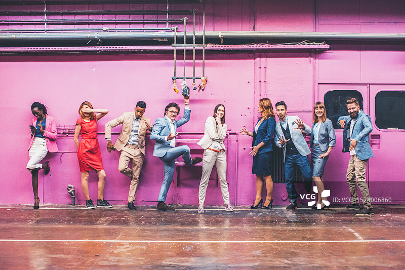 一群商务人士做着滑稽的表情和手势图片素材