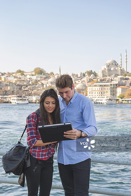 在伊斯坦布尔使用网络地图的游客图片素材