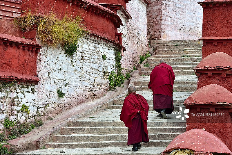 两位僧侣在寺院中行走图片素材