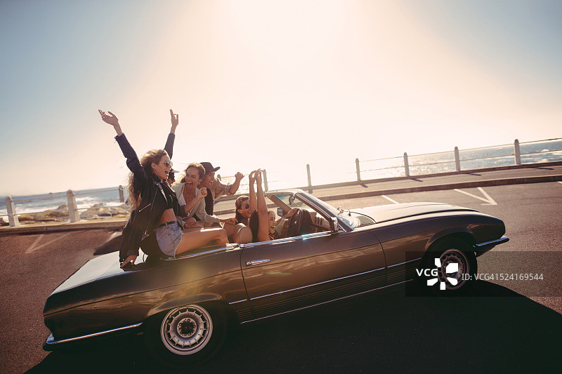 多民族青少年朋友乘敞篷车去海边旅行图片素材