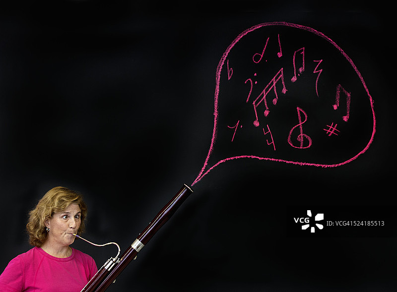 巴松管演奏者在气泡中演奏音乐图片素材