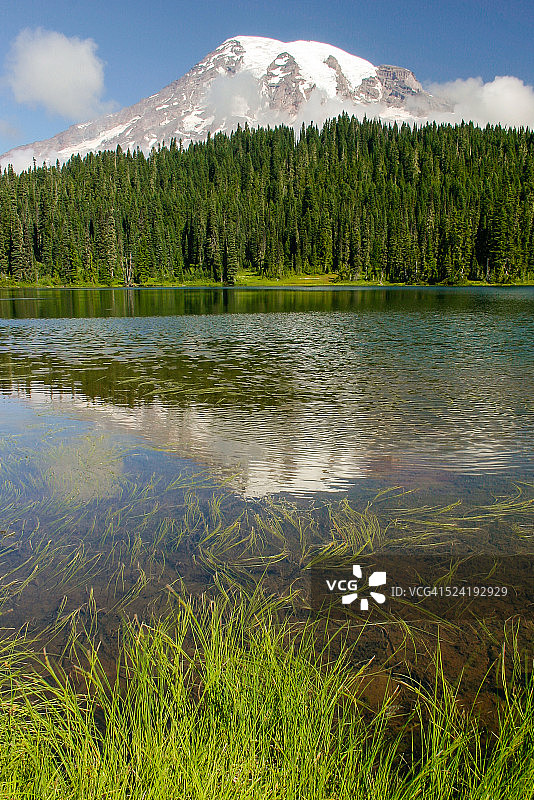 湖面倒影与雷尼尔山图片素材