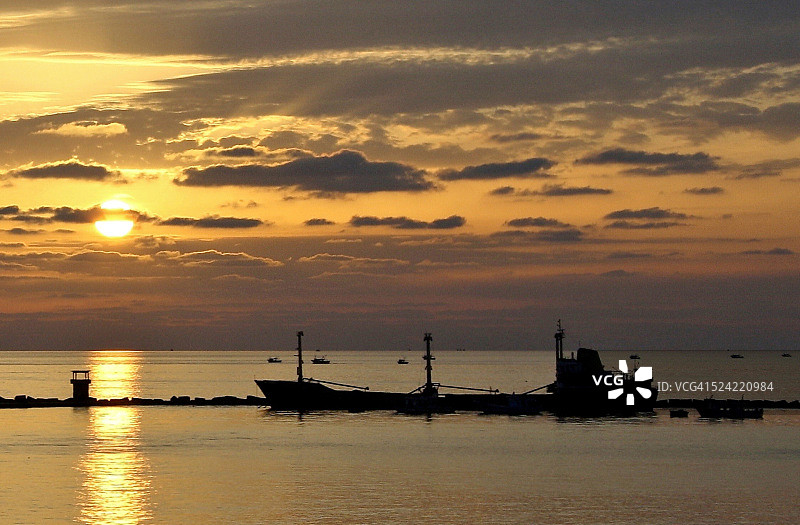 埃及塞得港黎明时分准备起航的货轮图片素材