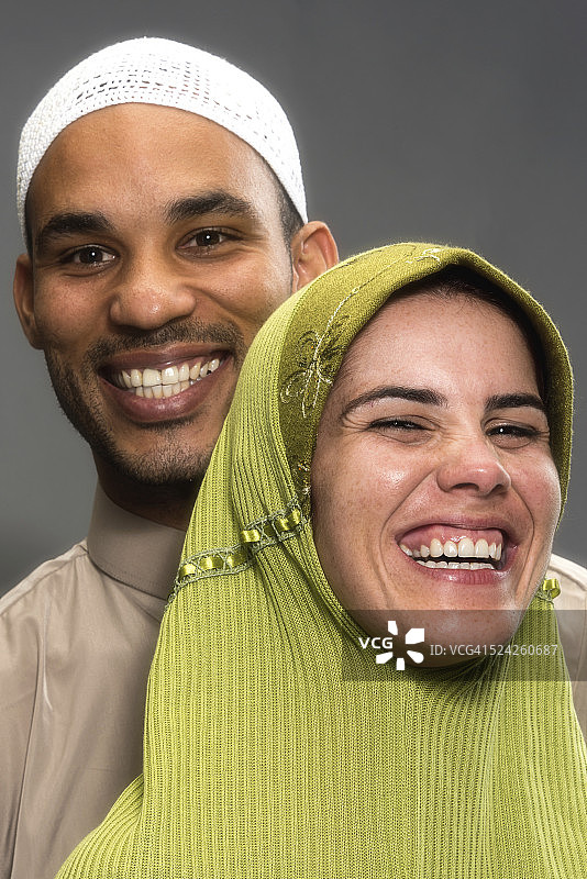笑容满面的穆斯林夫妇图片素材