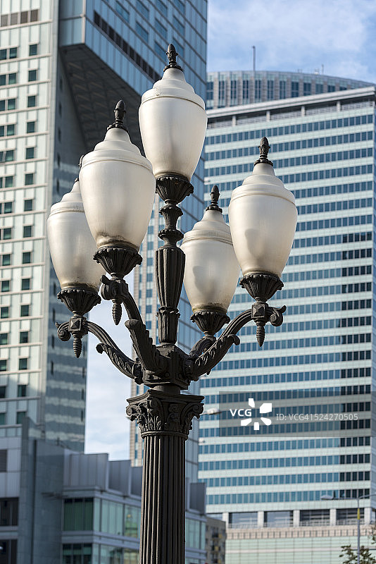 华沙市中心的旧式现实主义路灯图片素材