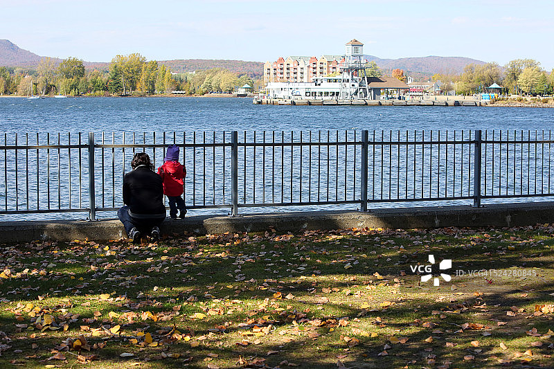 享受湖景图片素材