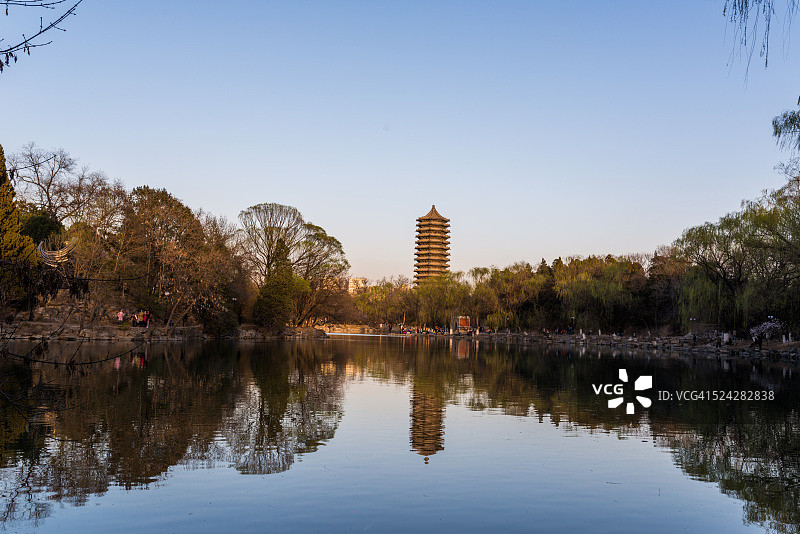 北京大学未名湖与博雅塔图片素材