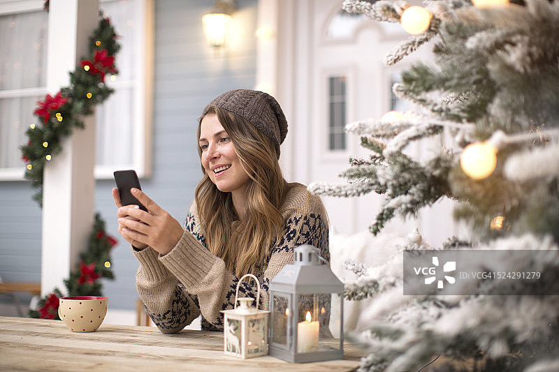 站在房子前的女人图片素材