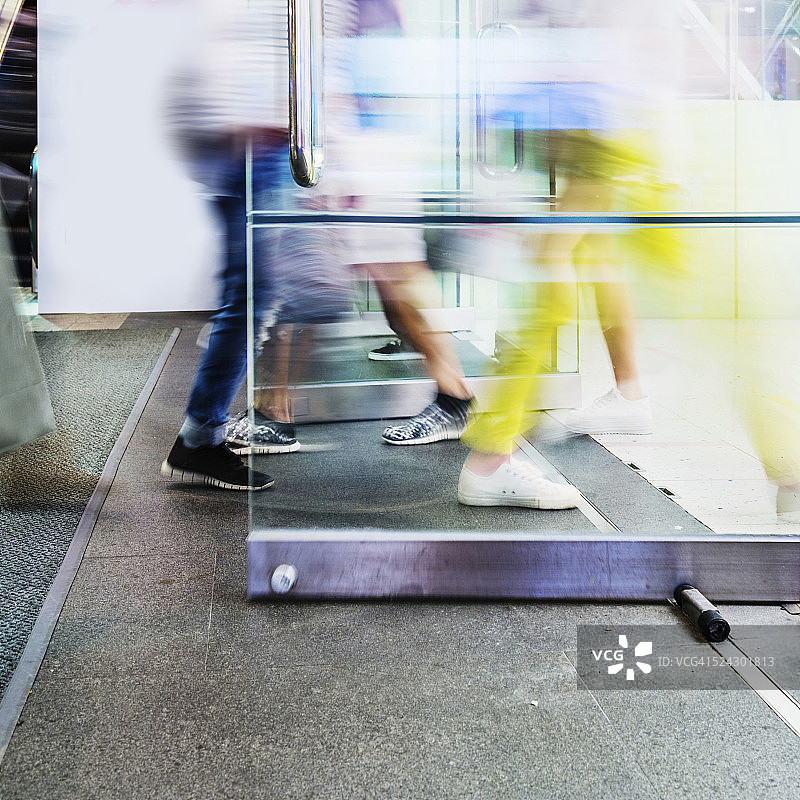 穿过大门图片素材