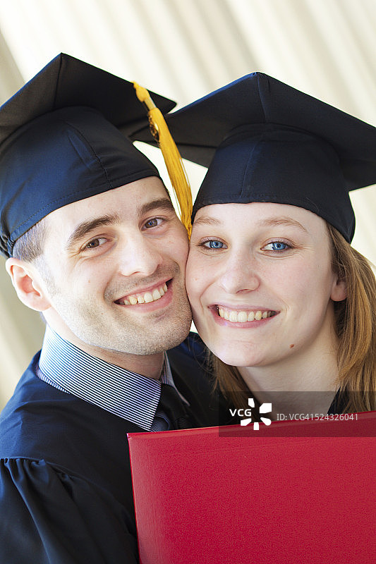 快乐浪漫的大学毕业情侣特写图片素材