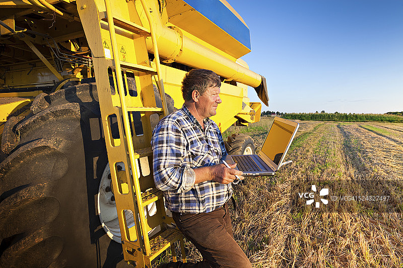 农民计算收入图片素材