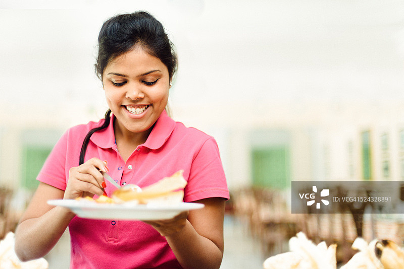 印度女学生在自助餐厅图片素材