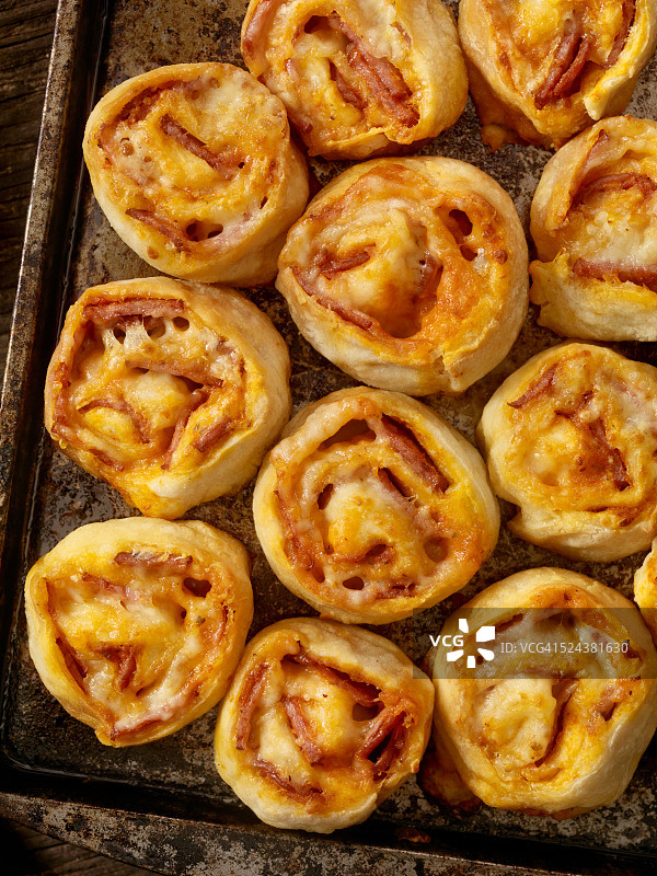 意大利辣香肠披萨卷图片素材