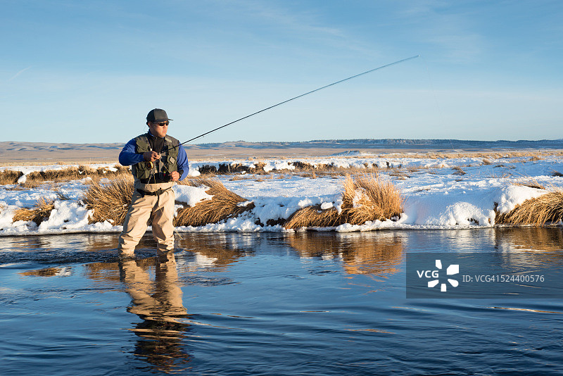 冬季飞蝇钓鱼人图片素材